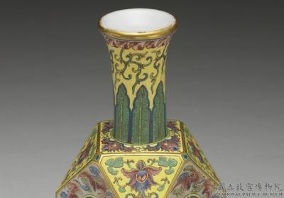 图片[2]-Glass octagonal vase with “Fortune and Longevity” motif on a yellow ground in painted enamels, Qianlong reign (1736-1795), Qing dynasty-China Archive